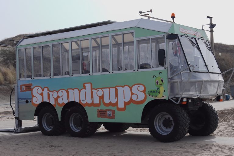 MS Café Katwijk rijdt over het Katwijkse strand